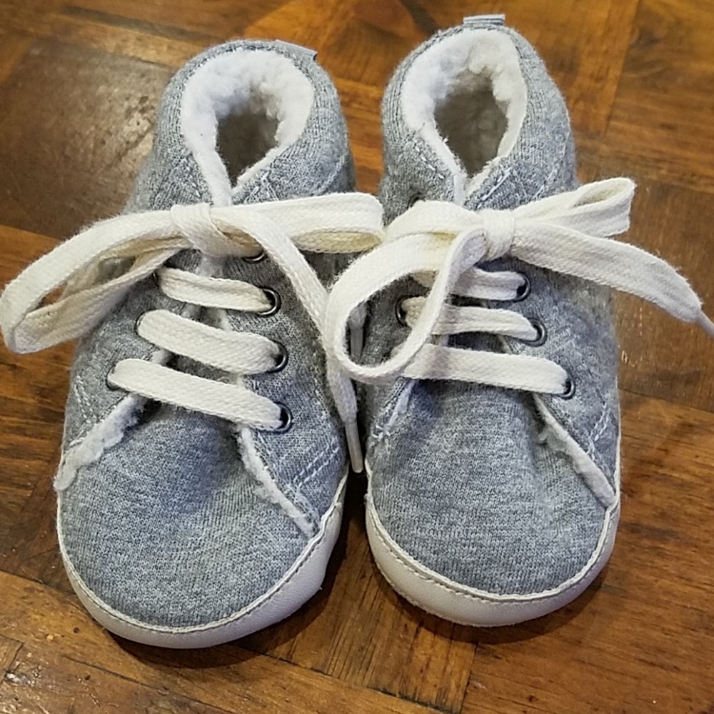 Baby Gap size 12-18 months quilted fleecy booties